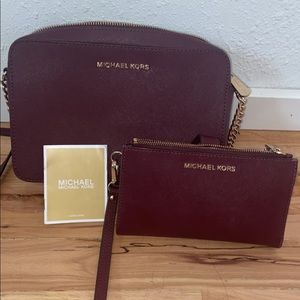 Michael Kors crossbody purse like new!
